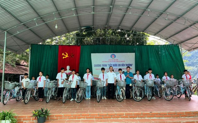 Văn phòng Ban cán sự đảng, Đảng ủy, Đoàn thể tiếp bước cho học sinh nghèo đến trường