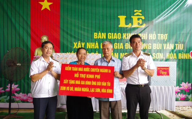 Kiểm toán nhà nước chuyên ngành Ia trao nhà tình nghĩa tại huyện Lạc Sơn, tỉnh Hòa Bình