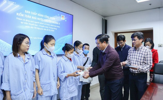 Kiểm toán nhà nước chuyên ngành II trao quà tại Viện Huyết học - Truyền máu Trung ương