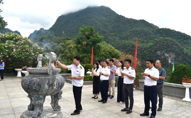 Kiểm toán nhà nước khu vực X dâng hương tưởng niệm Chủ tịch Hồ Chí Minh tại Khu Di tích lịch sử Pác Bó, Cao Bằng