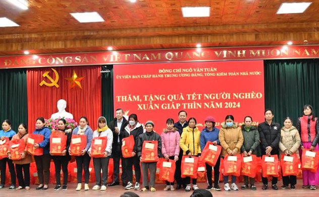 Tổng Kiểm toán nhà nước Ngô Văn Tuấn thăm, tặng quà Tết cho người nghèo tại Hòa Bình