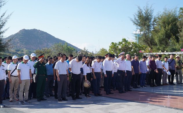 Đoàn Công tác Kiểm toán nhà nước dâng hương tưởng niệm các Anh hùng liệt sĩ tại Khánh Hòa