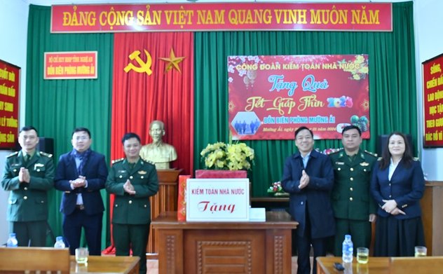 Công đoàn Kiểm toán nhà nước trao quà Tết tại Nghệ An