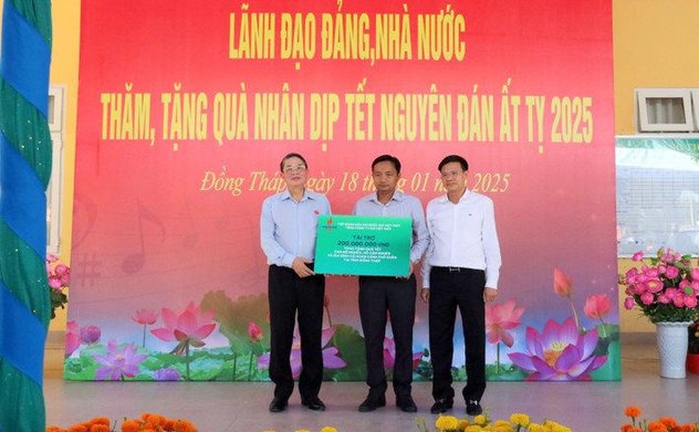 Kiểm toán nhà nước khu vực IX trao 200 triệu đồng hỗ trợ xóa nhà tạm, nhà dột nát