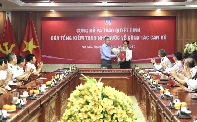 Trao Quyết định nghỉ hưu đối với bà Lê Thị Thanh Thủy - Phó Kiểm toán trưởng KTNN chuyên ngành Ia