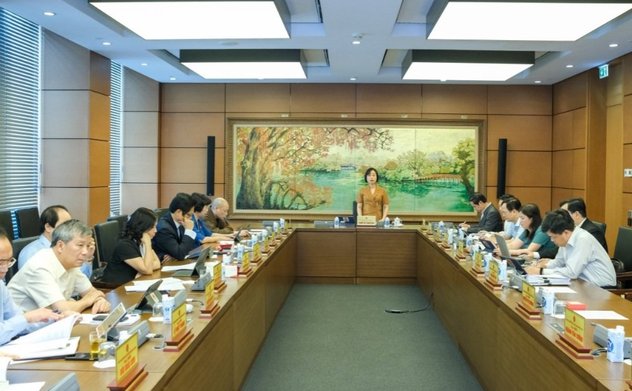 Quốc hội thảo luận tại tổ về dự án Luật Khám bệnh, chữa bệnh (sửa đổi)