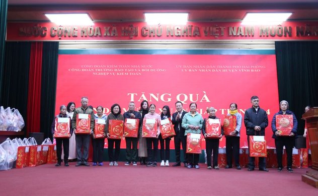 Công đoàn Trường ĐT&BD Nghiệp vụ kiểm toán trao quà Tết tại Hải Phòng
