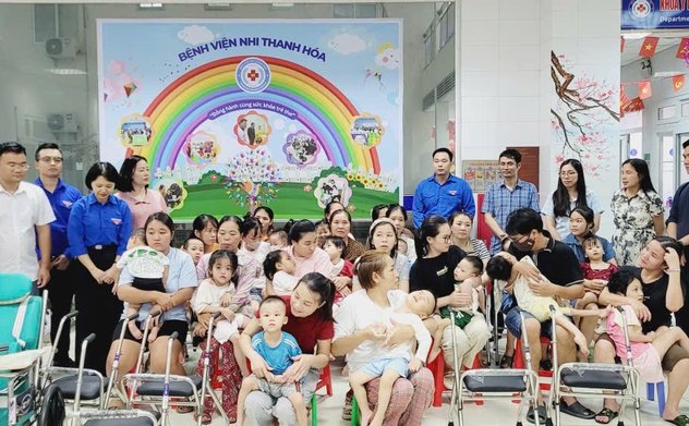 Chi đoàn thanh niên Kiểm toán nhà nước khu vực XI phối hợp cùng Đoàn thanh niên Sở Tài chính tỉnh Thanh Hóa trao tặng nhiều phần quà, xe lăn, xe tập đi cho các cháu bại não tại bệnh viện Nhi tỉnh Thanh Hóa