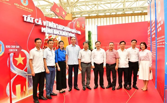 Đại biểu, khách mời của Đảng ủy các Cơ quan tham mưu, giúp việc của Đảng ủy Quốc hội ấn tượng với Không gian trưng bày của Kiểm toán nhà nước