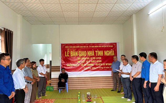 Kiểm toán nhà nước khu vực XII trao nhà tình nghĩa cho gia đình thân nhân liệt sĩ tại Đắk Lắk