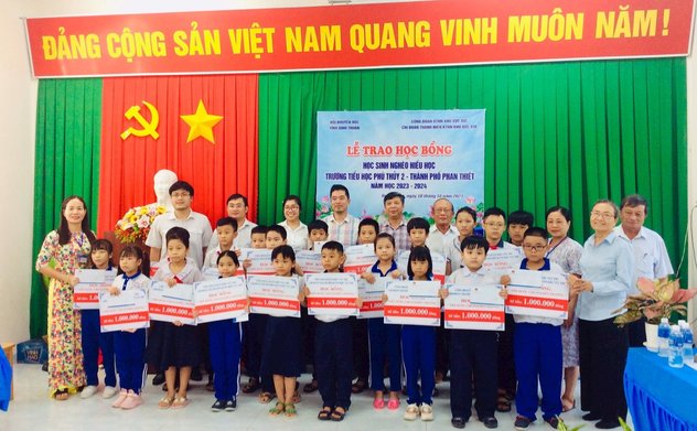 Chi đoàn thanh niên Kiểm toán nhà nước khu vực XIII trao học bổng cho học sinh khó khăn tại Bình Thuận