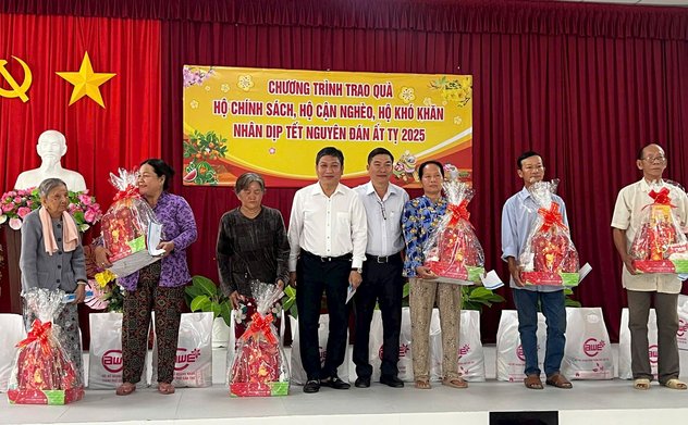 Kiểm toán nhà nước khu vực V tặng quà tết cho hộ nghèo, gia đình chính sách