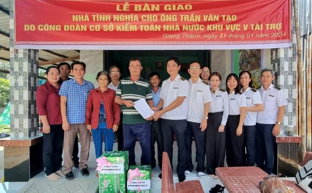 Kiểm toán nhà nước khu vực V trao nhà tình nghĩa, tặng quà Tết cho gia đình chính sách