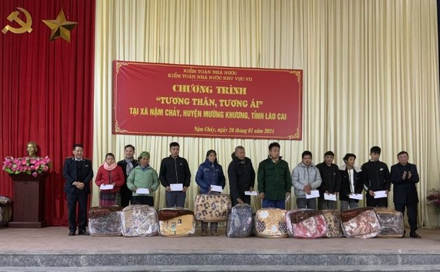 Kiểm toán nhà nước khu vực VII tổ chức chương trình “Tương thân tương ái”, tặng quà cho người dân có hoàn cảnh khó khăn