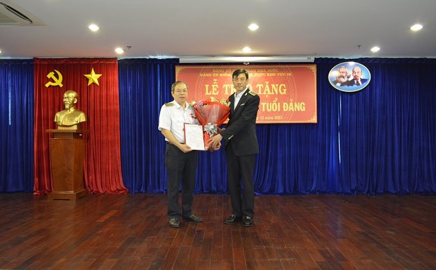 Đảng bộ Kiểm toán nhà nước khu vực IX tổ chức Lễ trao tặng Huy hiệu 30 năm tuổi Đảng cho Kiểm toán trưởng Hoàng Bổng