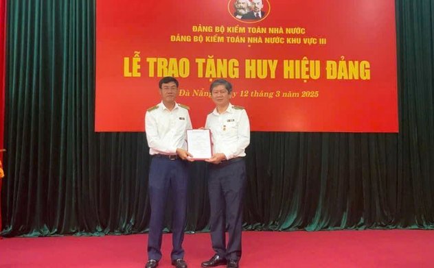 Đảng bộ Kiểm toán nhà nước khu vực III tổ chức Lễ trao tặng Huy hiệu 30 năm tuổi Đảng