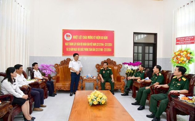 KTNN khu vực V thăm và chúc mừng Ðảng ủy, Bộ Tư lệnh Quân khu 9 nhân kỷ niệm 80 năm ngày thành lập Quân đội Nhân dân Việt Nam