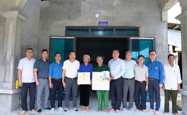 Trao 6 nhà tình nghĩa cùng tặng phẩm cho hộ gia đình nghèo vùng đồng bào dân tộc thiểu số tỉnh Lai Châu