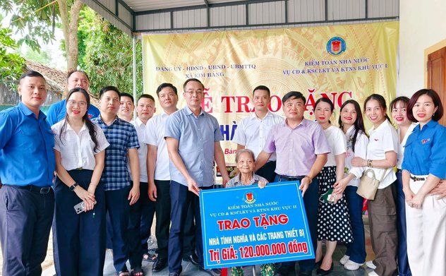 Trao tặng nhà tình nghĩa và dâng hương tưởng niệm các Anh hùng liệt sĩ tại Nghệ An