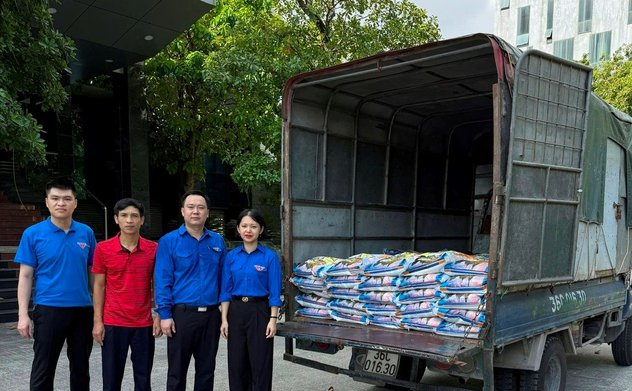 Đoàn thanh niên Kiểm toán nhà nước khu vực XI ủng hộ đồng bào xã vùng cao Thanh Hóa