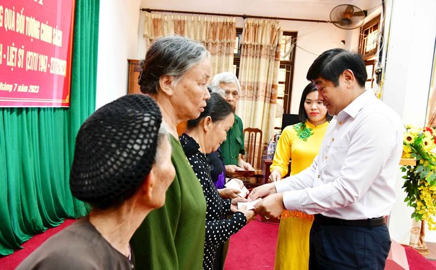 Kiểm toán nhà nước thăm, tặng quà cho đối tượng chính sách tại huyện Phúc Thọ