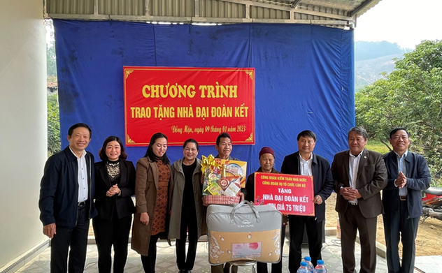 Vụ Tổ chức cán bộ Kiểm toán nhà nước trao tặng nhà đại đoàn kết tại huyện Lục Nam, tỉnh Bắc Giang