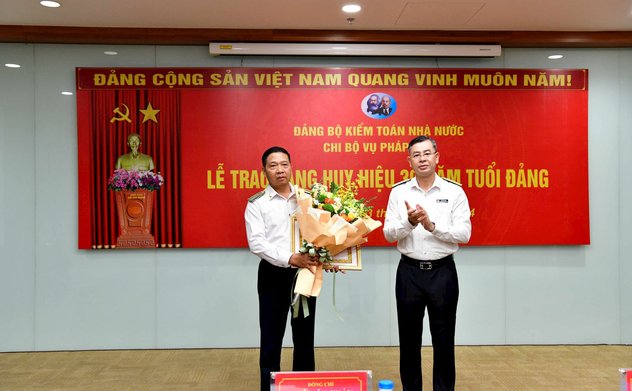 Phó Tổng Kiểm toán nhà nước Đặng Thế Vinh đón nhận Huy hiệu 30 năm tuổi Đảng