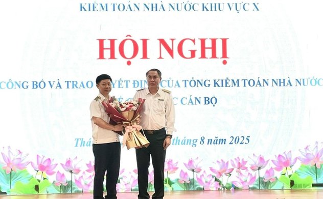 Trao quyết định nghỉ hưu trước tuổi cho Phó Kiểm toán trưởng Kiểm toán nhà nước khu vực X