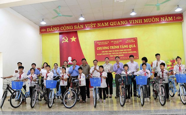 Tặng quà cho học sinh có hoàn cảnh khó khăn và Quỹ khuyến học trên địa bàn huyện Chiêm Hóa, tỉnh Tuyên Quang